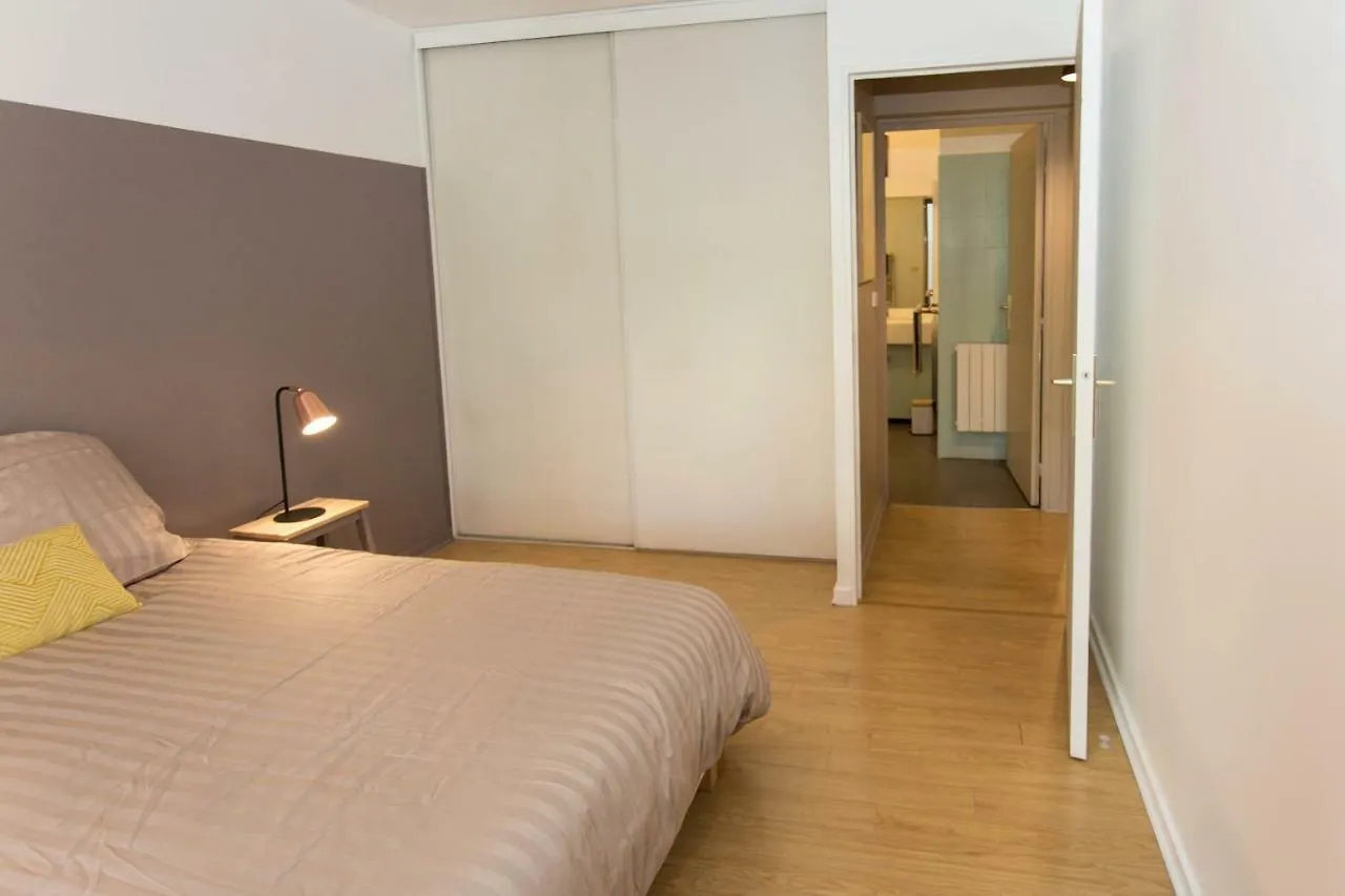 Appartement Lyon Centre Confluence 100 M2 Parking Terrasses 0*,  France